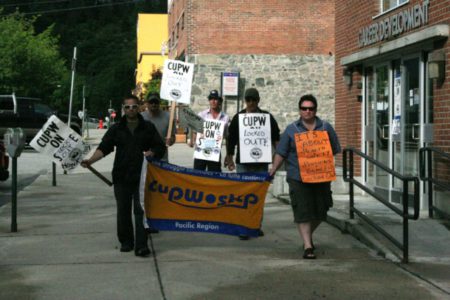 Canada Post lockout could be short lived after Conservative government announces legislation to end dispute