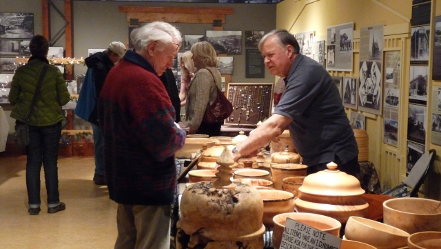 Artisans works gave Christmas shoppers lots of options