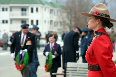 Hundreds gather to honour Remembrance Day in Grand Forks