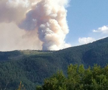 Washington fire 6 km from Canadian border