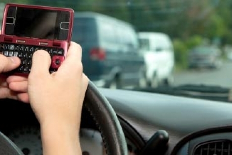 CAA poll says Canadians admit to texting stopped at red light