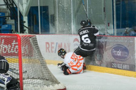 Zins, Power Play Help Smoke Eaters To A 5-4 Victory In Salmon Arm